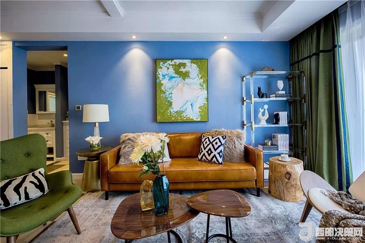 沙發(fā)背景墻選對裝飾畫，才能美了整個客廳空間！