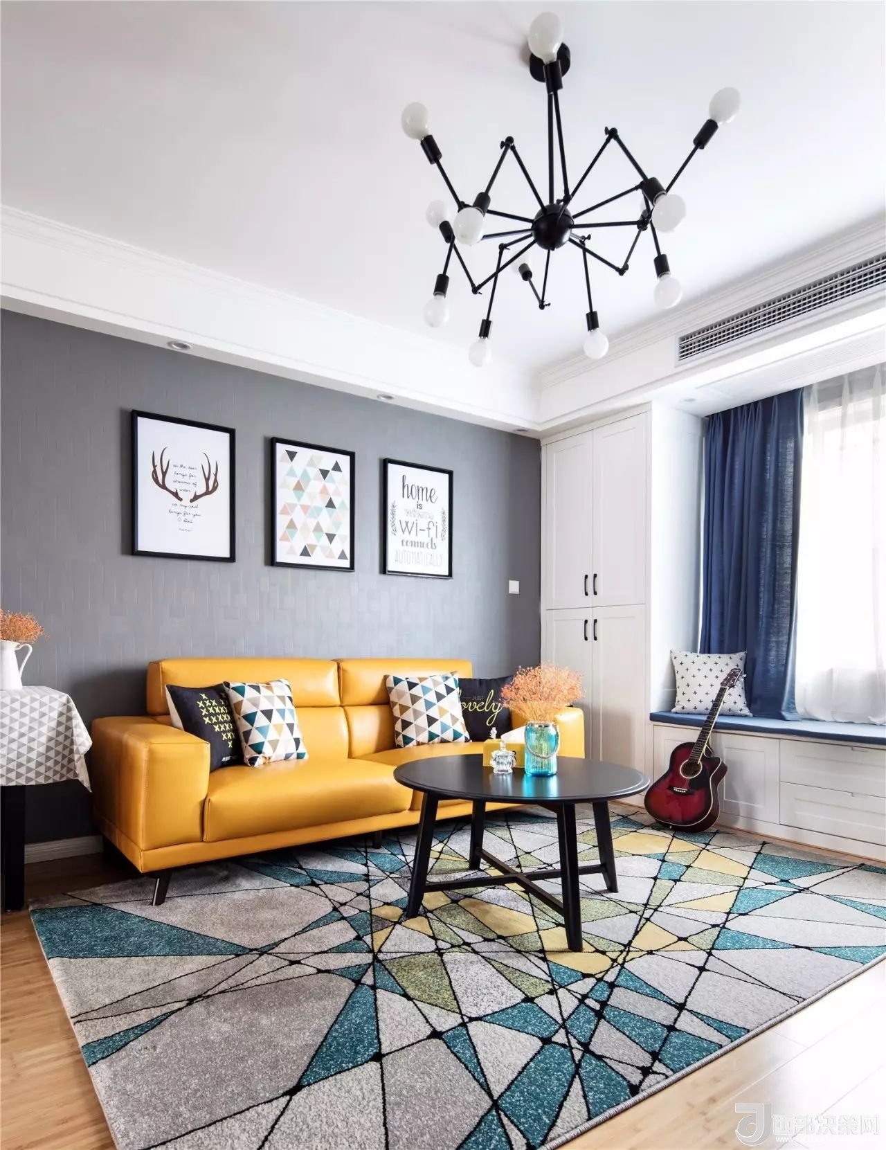 沙發(fā)背景墻選對裝飾畫，才能美了整個客廳空間！