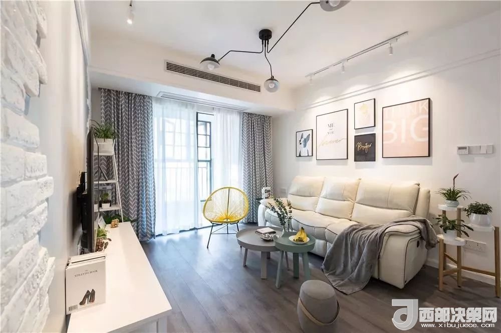 沙發(fā)背景墻選對裝飾畫，才能美了整個客廳空間！