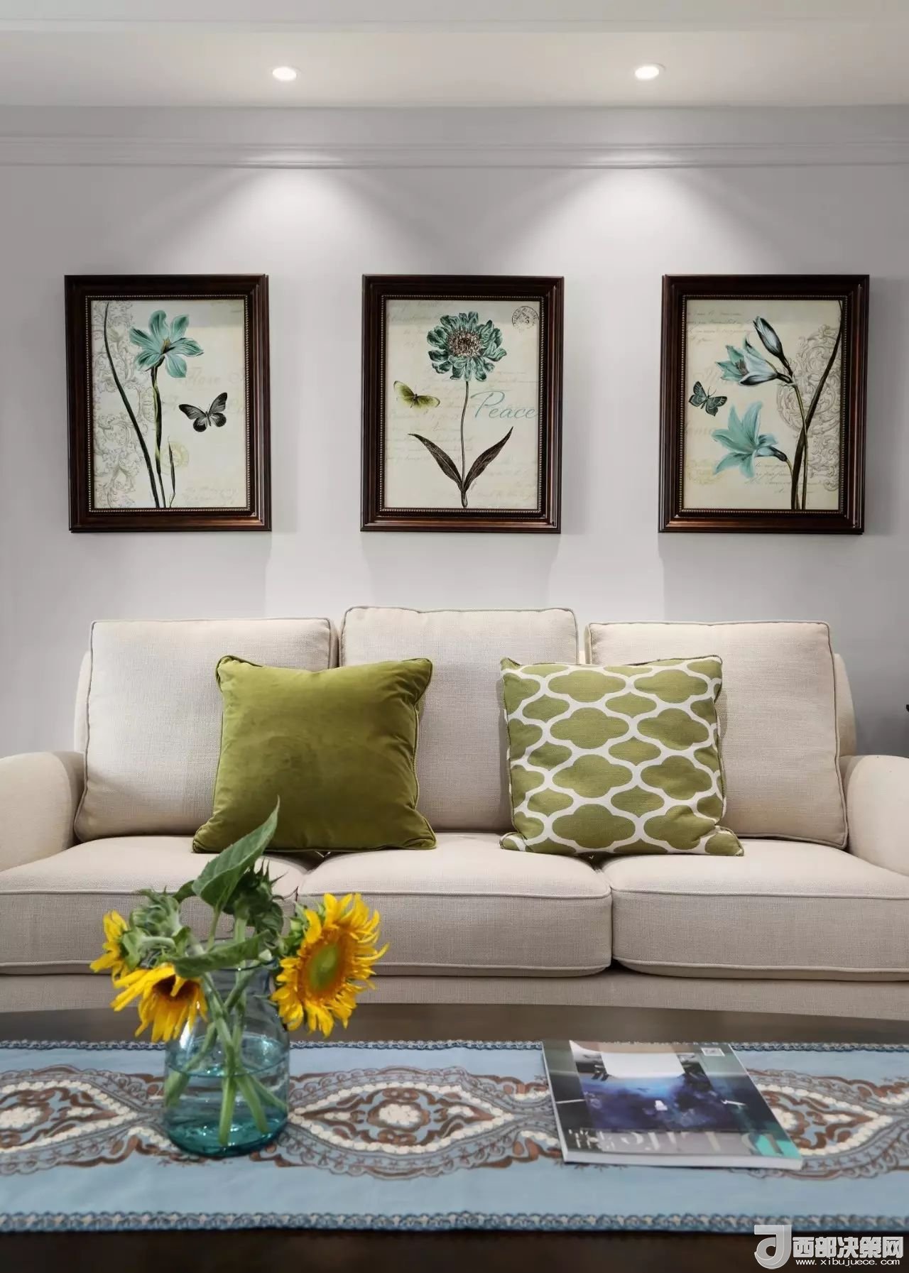 沙發(fā)背景墻選對裝飾畫，才能美了整個客廳空間！