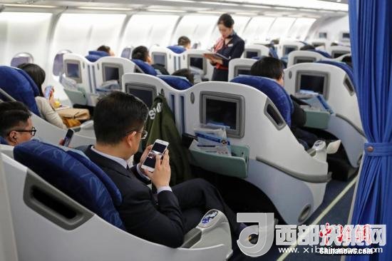 在東航MU5137航班上，旅客全程在飛行模式下可以使用手機(jī)。殷立勤 攝