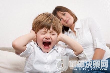 這時孩子可能會一直哭，甚至觀察父母的反應(yīng)。父母這時候可以讓他哭，哭累了自然就會停下，要讓孩子明白“鬧起來沒道理我不會心疼你”。