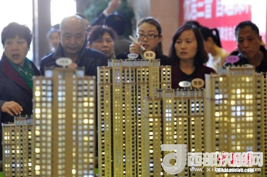 資料圖：民眾選購商品房。 <a target='_blank' >中新社</a>記者 韋亮 攝