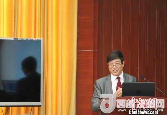 圖為中南大學(xué)教授歐陽友權(quán)在現(xiàn)場作了題為“我國文化產(chǎn)業(yè)發(fā)展的三大拐點與高校的責(zé)任”報告?！≮w曉 攝