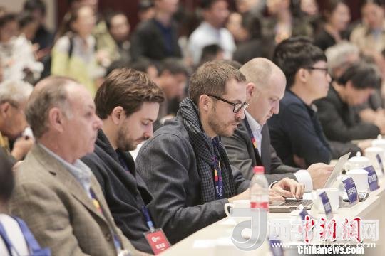 河北工業(yè)設(shè)計(jì)創(chuàng)新中心(以下簡(jiǎn)稱HIDC)啟動(dòng)儀式暨“設(shè)計(jì)促轉(zhuǎn)型·創(chuàng)新贏未來”國際工業(yè)設(shè)計(jì)工作坊26日在河北省省會(huì)石家莊市舉行。圖為與會(huì)各國設(shè)計(jì)師。　肖欣 攝