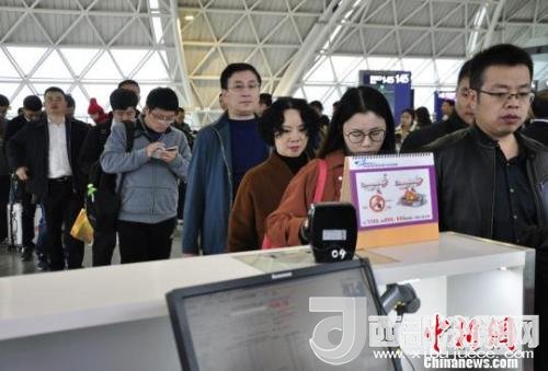 圖為旅客等待進入客艙。　呂俊明 攝