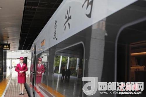 資料圖：4月10日，列車員在“復(fù)興號”列車旁迎接旅客的到來。 <a target='_blank'  data-cke-saved- >中新社</a>記者 殷立勤 攝