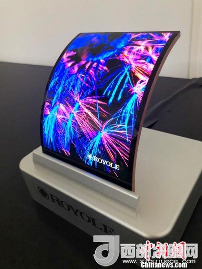 柔宇科技全柔性顯示屏在固定曲面上的應(yīng)用?！∪嵊羁萍脊﹫D 攝