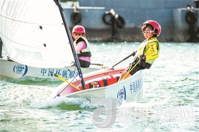 青島市北區(qū)立新小學(xué)學(xué)生參加2017年中國杯青少年帆船OP項(xiàng)目比賽。孫軍/攝