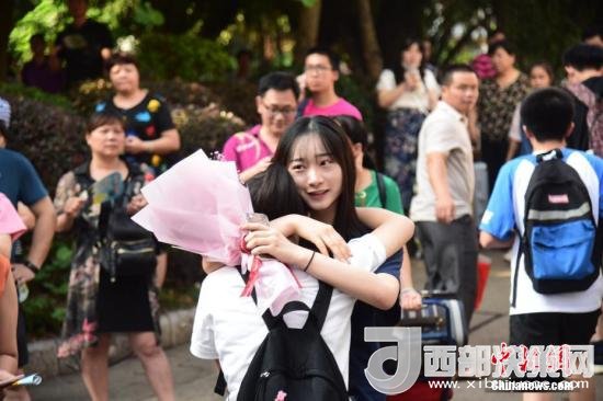 資料圖：一名家屬擁抱走出考場(chǎng)的考生。 王以照 攝