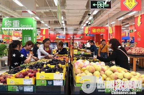 資料圖：民眾在超市選購水果。<a target='_blank'  data-cke-saved- >中新社</a>記者 俞靖 攝