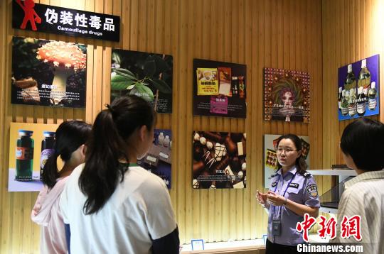 山西省司法行政戒毒系統(tǒng)積極面向社會(huì)開展禁毒警示教育。　　　王建軍 攝