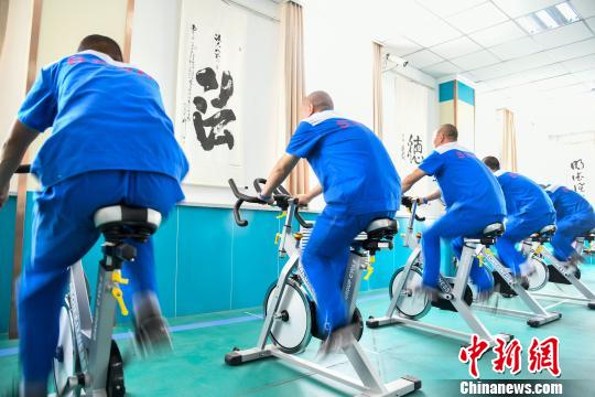 山西省戒毒人員正在進(jìn)行身體鍛煉?！⊥踅ㄜ?攝