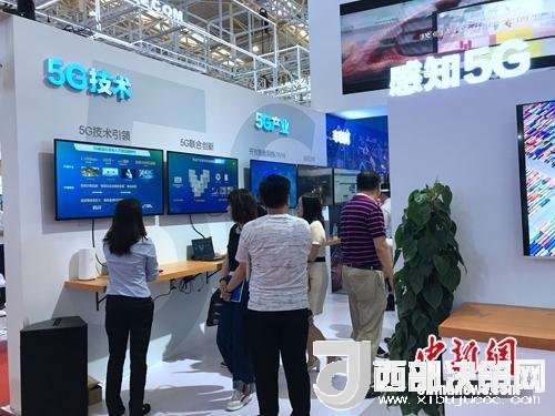 資料圖：普通消費(fèi)者在參觀5G技術(shù)展示。<a target='_blank'  data-cke-saved-  >中新網(wǎng)</a> 吳濤 攝