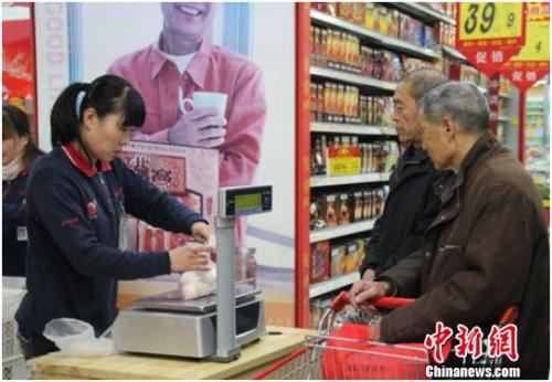 資料圖：在保定市北市區(qū)一家大型超市內(nèi)，促銷員正在為購買雞蛋的市民稱量、打包。李芳華 攝