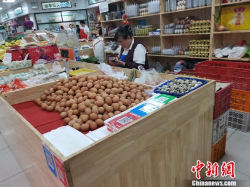 圖為菜市場里賣的雞蛋。 謝藝觀 攝