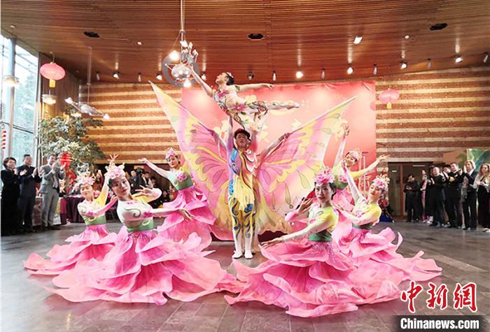 圖為雜技演員通過精湛的技藝贏得了滿堂喝彩。　甘肅省文化和旅游廳網(wǎng)站 攝