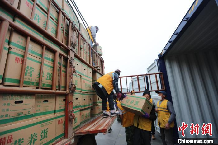 圖為鐵路裝卸作業(yè)人員正在將云南特色農(nóng)產(chǎn)品裝入集裝箱?！詈?攝