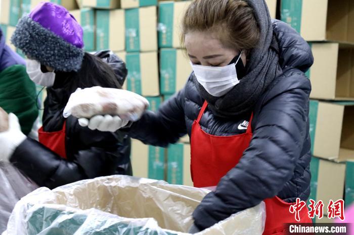 當(dāng)雄縣民眾將牦牛肉裝箱?！‘?dāng)雄縣 供圖 攝