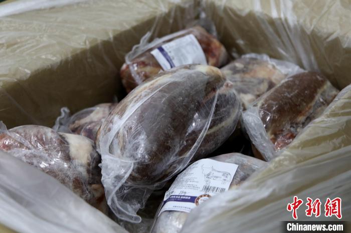 當(dāng)雄縣援鄂物資中的牦牛肉，圖中的為腱子肉，是牦牛肉中的“極品”。　當(dāng)雄縣 供圖 攝