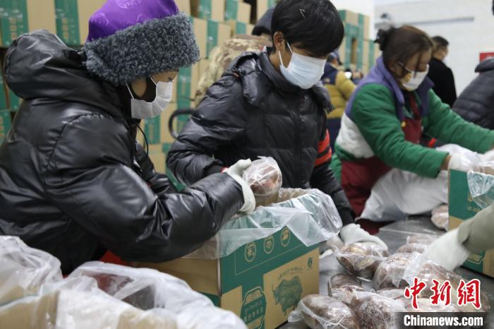 當(dāng)雄縣民眾打包當(dāng)?shù)氐奶禺a(chǎn)，“有身份證”牦牛肉?！‘?dāng)雄縣 供圖 攝