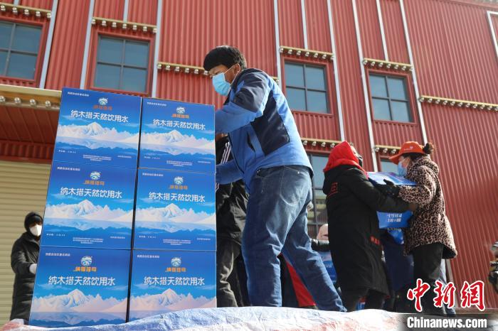 西藏當(dāng)雄給湖北荊州送去冰川礦泉水、牦牛肉等物資