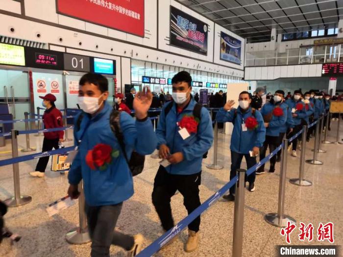 外出務(wù)工人員有序排隊(duì)辦理登記手續(xù)?！O友軍 攝