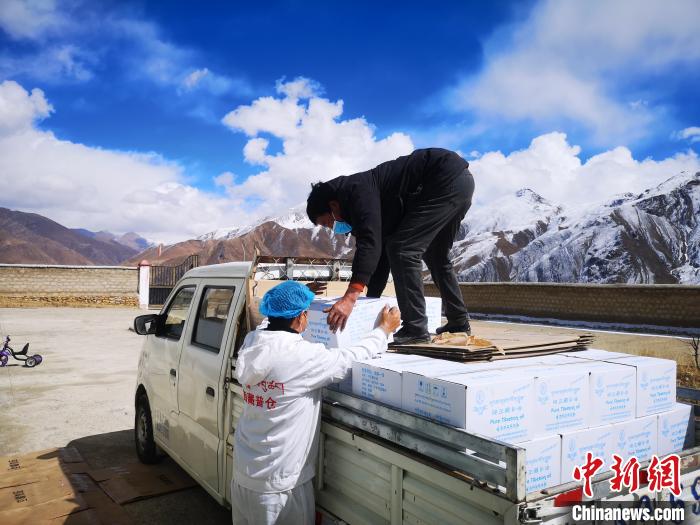 圖為工作人員搬運(yùn)物資。堆龍德慶區(qū)宣傳部供圖