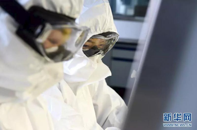 ▲資料圖片：負(fù)責(zé)新型冠狀病毒核酸檢測(cè)的工作人員，在實(shí)驗(yàn)室進(jìn)行樣本處理。（新華社發(fā) 周牧 攝）