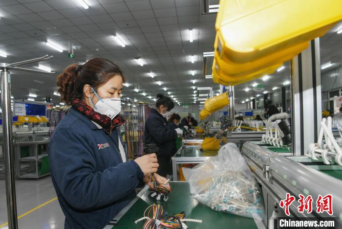 工人戴著口罩搶抓生產(chǎn)。　康建林 攝