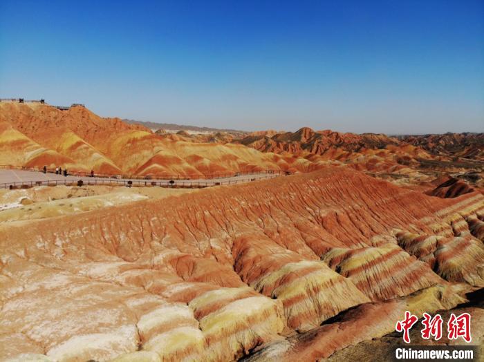 航拍下的七彩丹霞?！钇G敏 攝