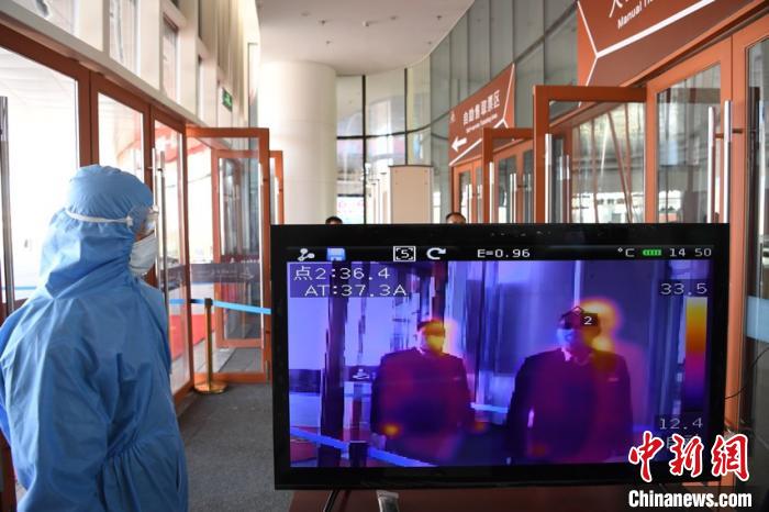 圖為游客步行通過紅外線測(cè)溫通道?！钇G敏 攝