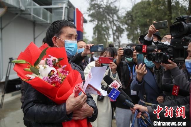 圖為貴州省最后一名新冠肺炎確診患者從貴州省將軍山醫(yī)院出院，患者接受媒體采訪?！■暮陚?攝