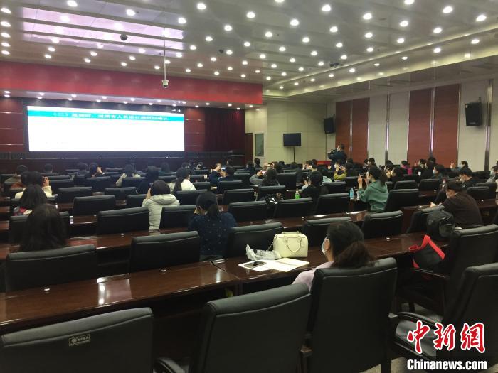 山西選派554名疫情防控指導(dǎo)員駐校指導(dǎo)高三年級(jí)開(kāi)學(xué)疫情防控?！「呷鸱?攝