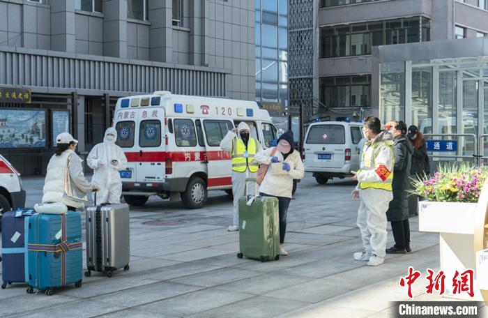 圖為呼和浩特車站“外防輸入”。　夏亮 攝