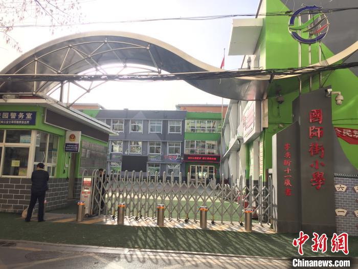 校門口設置臨時等候區(qū)，區(qū)域四周5米為禁行區(qū)?！「呷鸱?攝