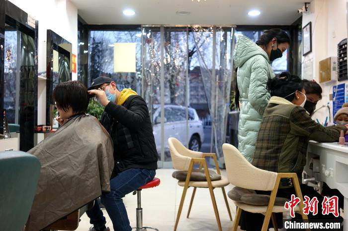 拉薩市民在一美發(fā)店理發(fā)、美甲?！〗w波 攝