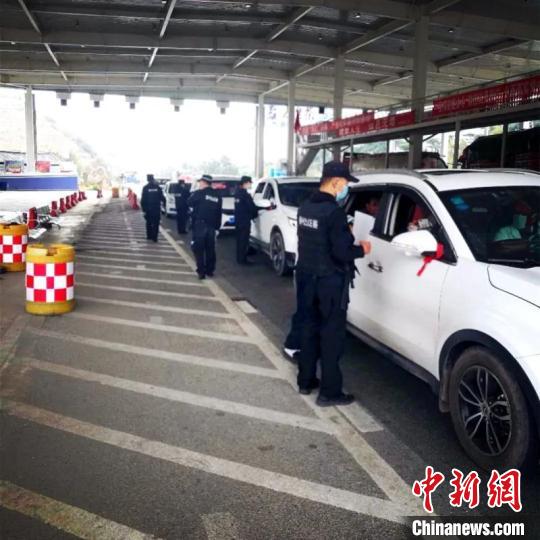 圖為云南一邊境檢查站防控疫情同時(shí)嚴(yán)防境外毒品滲透。　云南省公安廳供圖 攝