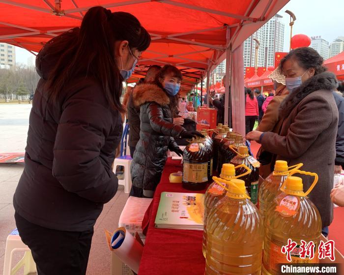 圖為市民們正在采購(gòu)商品?！O睿 攝