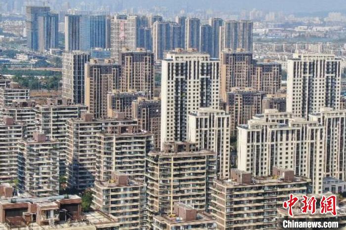 房地產(chǎn)行業(yè)作為特殊的商品銷售業(yè)，受疫情影響，一些企業(yè)資金回籠困難，亟待金融和稅務(wù)部門的政策支持?！°蟛?攝