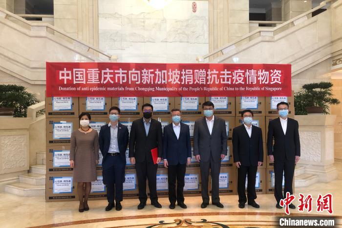 圖為捐贈(zèng)方與接收方代表合影留念。　劉相琳 攝