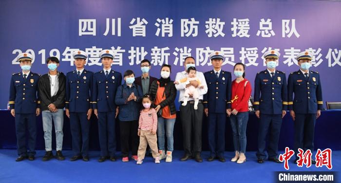 3名新消防員與親人現(xiàn)場見證授銜儀式?！⒅铱?攝