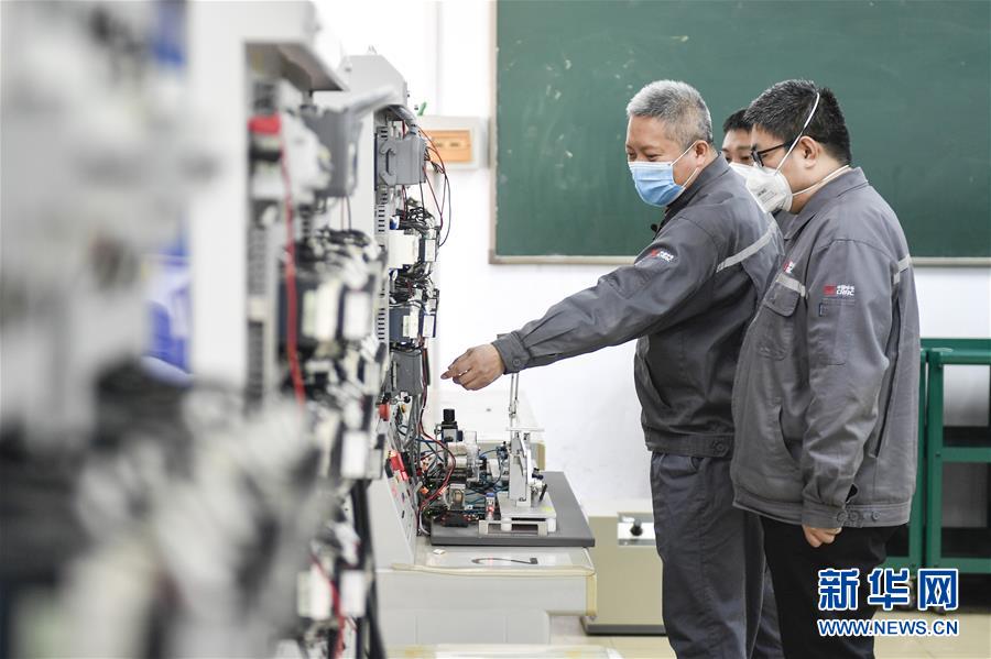 (在習(xí)近平新時代中國特色社會主義思想指引下——新時代新作為新篇章·習(xí)近平總書記關(guān)切事·圖文互動)(8)汗水的味道——記錄奮戰(zhàn)在復(fù)工復(fù)產(chǎn)一線的勞動者