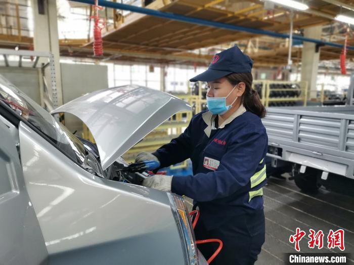 在滿足國外市場供應(yīng)的同時，成功汽車也緊盯國內(nèi)市場，拓渠道保銷量?！「唢w 攝