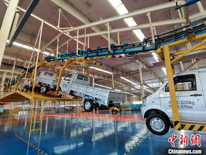 成功汽車是山西省重點轉(zhuǎn)型項目，擁有國內(nèi)先進的零部件、發(fā)動機整機自動裝配和發(fā)動機生產(chǎn)線、實驗線，還有國際一流的工業(yè)機器人?！「唢w 攝