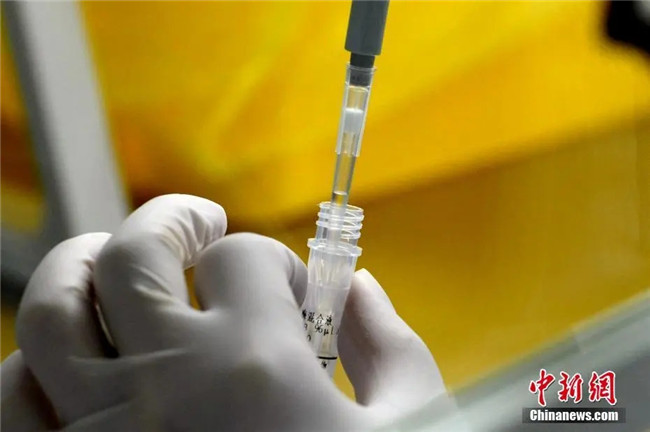 資料圖：工作人員正在準(zhǔn)備檢測試劑。<a target='_blank'  data-cke-saved- >中新社</a>記者 王東明 攝
