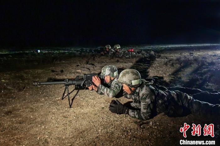 夜間狙擊手摧毀敵探照燈?！∑呀?攝