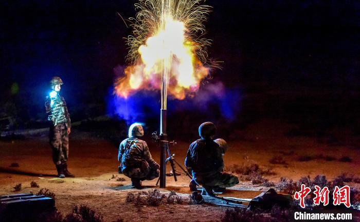 演練中偵察兵在夜間利用迫擊炮摧毀敵輕型裝甲?！」鶘|東 攝