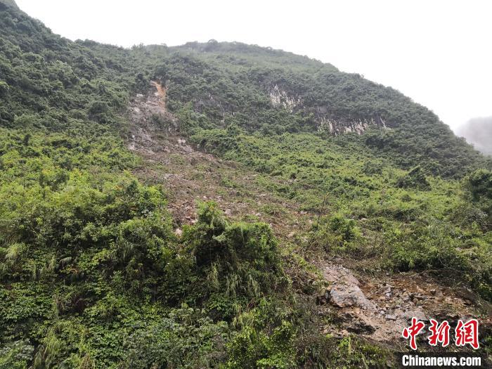 山體滑坡處?！↑S鵬 攝