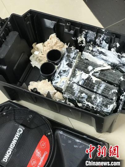 圖為臨滄邊境管理支隊(duì)從音響中查獲毒品?！⒂狼?攝